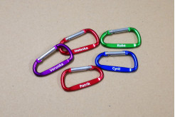 barevné karabiny se jménya