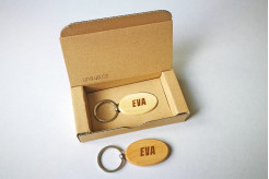 klíčenka se jménem v dárkové krabičce