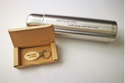 klíčenka a termoska s vlastním textem