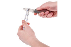 malý kapesní nůž v ruce