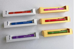 dárkové balení zakázkově značeného pera s průhledem