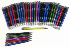 barevné propisky značené jménem