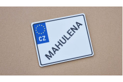 imitace značky motorky se jménem na stříbrném kartáčovaném bondu