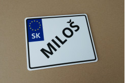 motorková značka se jménem na tvrdém plastu